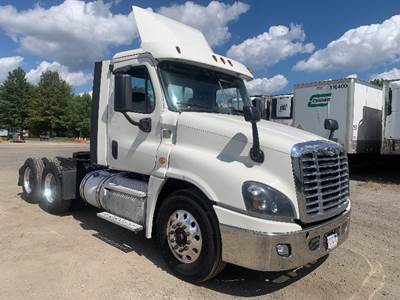 Freightliner Cascadia 125 Day Cab Truck - 455HP, 10 Speed Manual