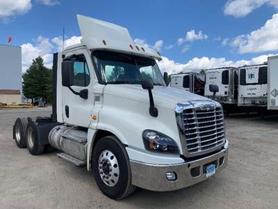 Freightliner Cascadia 125 Day Cab Truck - 455HP, 10 Speed Manual
