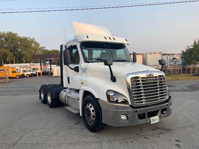Freightliner Cascadia 125 Day Cab Truck - 455HP, 10 Speed Manual