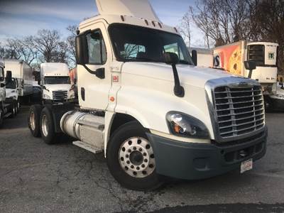 Freightliner Cascadia 125 Day Cab Truck - 435HP, 10 Speed Manual