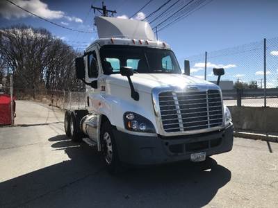 Freightliner Cascadia 125 Day Cab Truck - 435HP, 10 Speed Manual