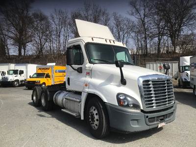 Freightliner Cascadia 125 Day Cab Truck - 435HP, 10 Speed Manual