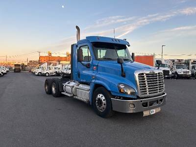 Freightliner Cascadia 125 Day Cab Truck - 470HP, 10 Speed Manual