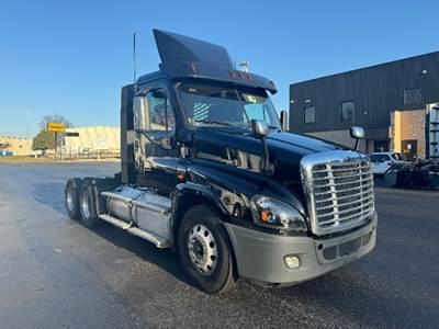 Freightliner Cascadia 125 Day Cab Truck - 455HP, 12 Speed Automatic