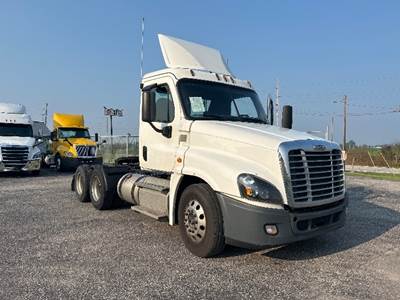 Freightliner Cascadia 125 Day Cab Truck - 435HP, 12 Speed Automatic