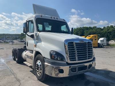 Freightliner Cascadia 125 Day Cab Truck - 450HP, 12 Speed Automatic