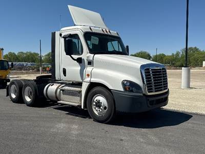 Freightliner Cascadia 125 Day Cab Truck - 435HP, 12 Speed Automatic