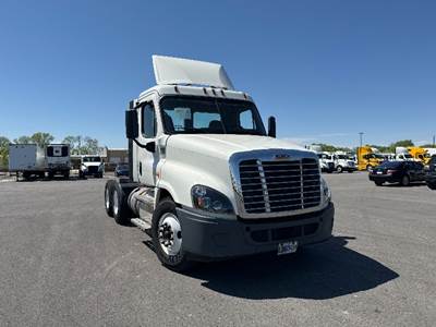 Freightliner Cascadia 125 Day Cab Truck - 435HP, 12 Speed Automatic