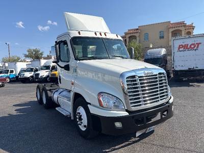 Freightliner Cascadia 125 Day Cab Truck - 450HP, 12 Speed Automatic