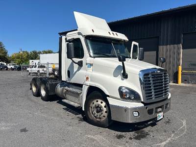 Freightliner Cascadia 125 Day Cab Truck - 455HP, 10 Speed Manual