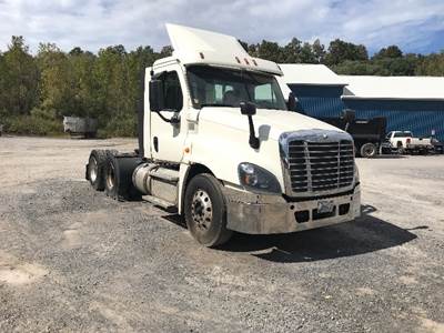 Freightliner Cascadia 125 Day Cab Truck - 455HP, 10 Speed Manual
