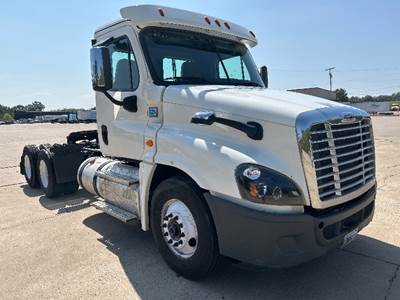Freightliner Cascadia 125 Day Cab Truck - 435HP, 10 Speed Manual