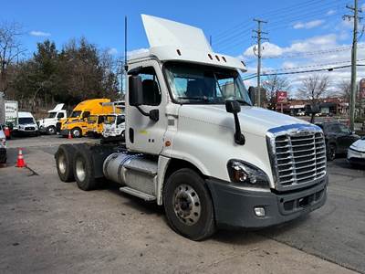 Freightliner Cascadia 125 Day Cab Truck - 450HP, 10 Speed Manual
