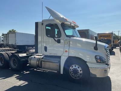Freightliner Cascadia 125 Day Cab Truck - 455HP, 10 Speed Manual