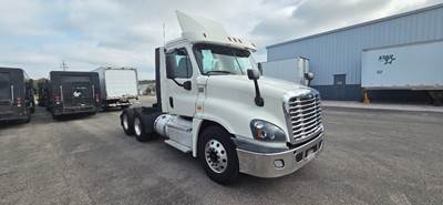 Freightliner Cascadia 125 Day Cab Truck - 455HP, 10 Speed Manual
