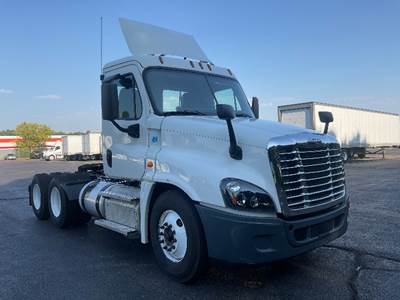 Freightliner Cascadia 125 Day Cab Truck - 455HP, 12 Speed Automatic