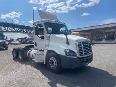 Freightliner Cascadia 125 Day Cab Truck - 435HP, 10 Speed Manual