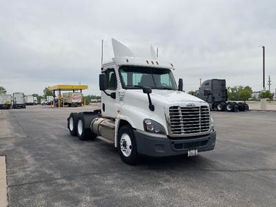 Freightliner Cascadia 125 Day Cab Truck - 450HP, 12 Speed Automatic