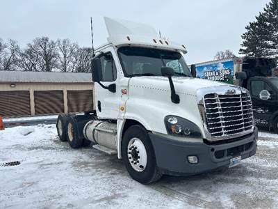 Freightliner Cascadia 125 Day Cab Truck - 435HP, 10 Speed Manual