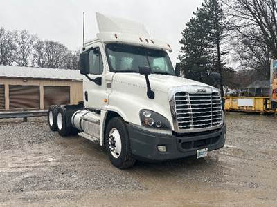 Freightliner Cascadia 125 Day Cab Truck - 435HP, 10 Speed Manual