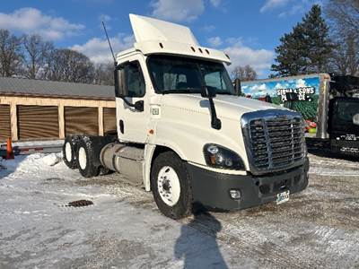 Freightliner Cascadia 125 Day Cab Truck - 435HP, 10 Speed Manual