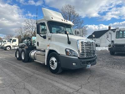 Freightliner Cascadia 125 Day Cab Truck - 435HP, 10 Speed Manual