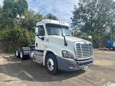 Freightliner Cascadia 125 Day Cab Truck - 435HP, 10 Speed Manual