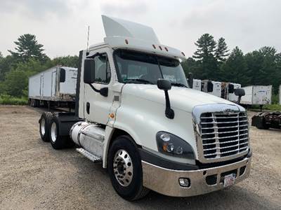 Freightliner Cascadia 125 Day Cab Truck - 455HP, 10 Speed Manual