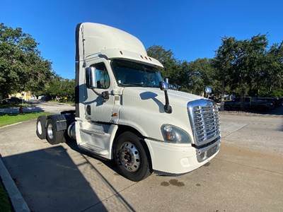 Freightliner Cascadia 125 Day Cab Truck - 455HP, 10 Speed Automatic