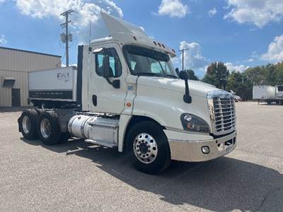 Freightliner Cascadia 125 Day Cab Truck - 455HP, 10 Speed Manual