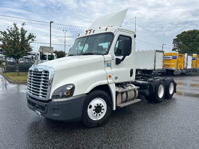 Freightliner Cascadia 125 Day Cab Truck - 435HP, 12 Speed Automatic