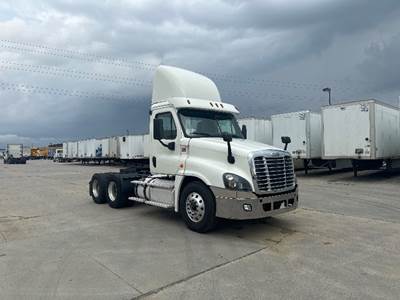 Freightliner Cascadia 125 Day Cab Truck - 435HP, 12 Speed Automatic