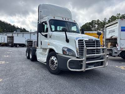 Freightliner Cascadia 125 Day Cab Truck - 455HP, 12 Speed Automatic