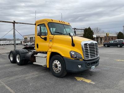 Freightliner Cascadia 125 Day Cab Truck - 475HP, 13 Speed Automatic