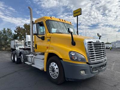 Freightliner Cascadia 125 Day Cab Truck - 475HP, 13 Speed Automatic