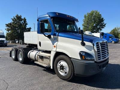Freightliner Cascadia 125 Day Cab Truck - 455HP, 10 Speed Manual
