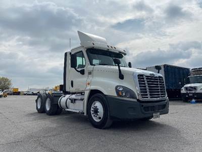 Freightliner Cascadia 125 Day Cab Truck - 435HP, 12 Speed Automatic