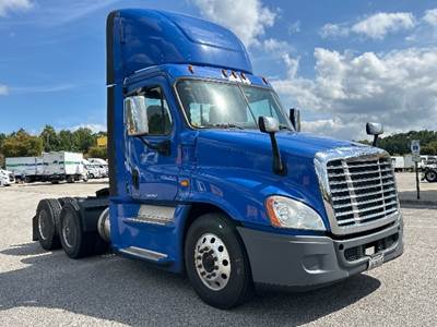 Freightliner Cascadia 125 Day Cab Truck - 455HP, 12 Speed Automatic