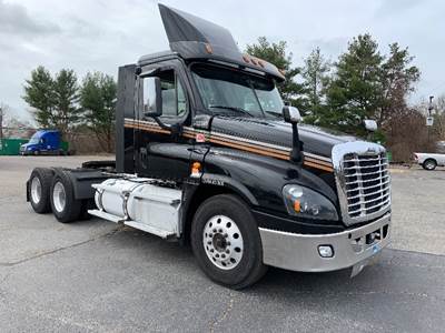 Freightliner Cascadia 125 Day Cab Truck - 455HP, 12 Speed Automatic