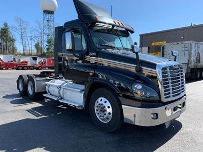 Freightliner Cascadia 125 Day Cab Truck - 455HP, 12 Speed Automatic