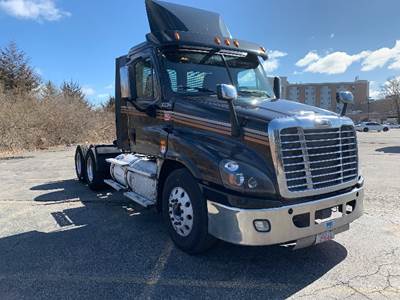 Freightliner Cascadia 125 Day Cab Truck - 455HP, 12 Speed Automatic