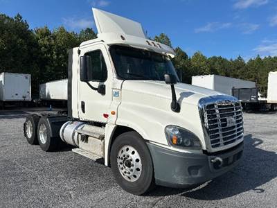 Freightliner Cascadia 125 Day Cab Truck - 435HP, 12 Speed Automatic