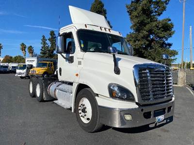 Freightliner Cascadia 125 Day Cab Truck - 450HP, 12 Speed Automatic