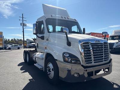 Freightliner Cascadia 125 Day Cab Truck - 450HP, 12 Speed Automatic
