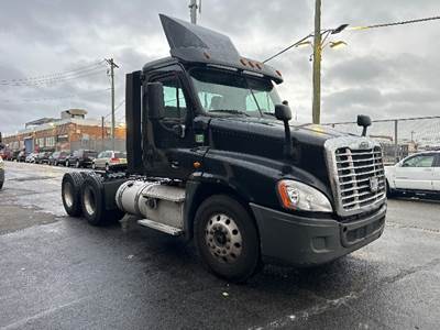 Freightliner Cascadia 125 Day Cab Truck - 435HP, 12 Speed Automatic