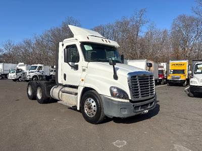 Freightliner Cascadia 125 Day Cab Truck - 435HP, 12 Speed Automatic