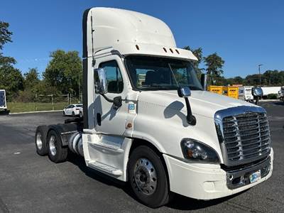 Freightliner Cascadia 125 Day Cab Truck - 455HP, 10 Speed Automatic