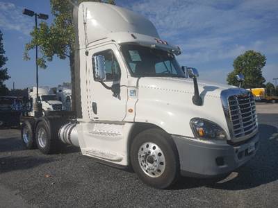 Freightliner Cascadia 125 Day Cab Truck - 455HP, 10 Speed Automatic