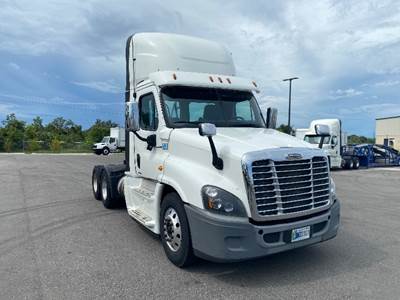Freightliner Cascadia 125 Day Cab Truck - 455HP, 10 Speed Automatic
