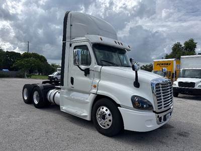 Freightliner Cascadia 125 Day Cab Truck - 455HP, 10 Speed Automatic